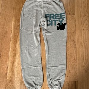 EUC FREE CITY SUPERFLUFF LUX VINTAGEBATH OG sweatpant-lawrence's sand SI…